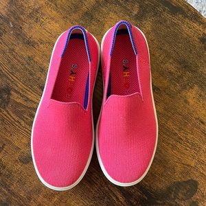 NWOB Girls Bubble Gum Rothy’s - never worn